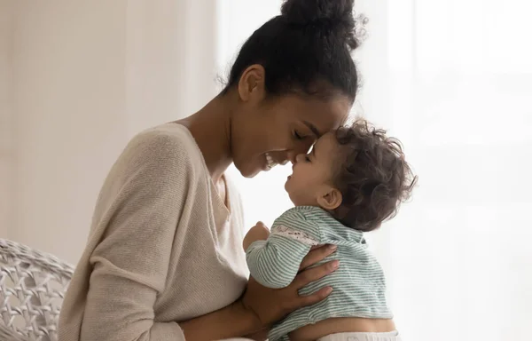 Felice afro-americano mamma abbraccio neonato bambino — Foto Stock