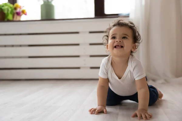 Smiling African American baby child crawling on floor — Stock Photo, Image