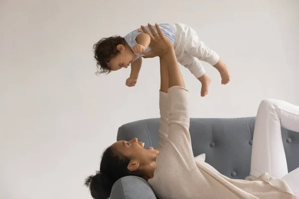 Happy African American mom play with toddler baby — Stock Photo, Image