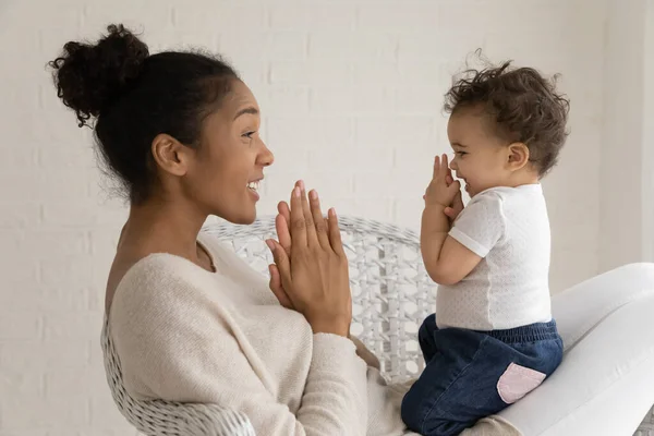 Amoroso afro-americano mãe jogar com bebê filha — Fotografia de Stock