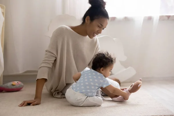 Ung afroamerikansk mamma paly med småbarn baby — Stockfoto