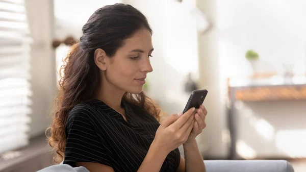 Interested young hispanic lady chat on cell browsing ecommerce websites — Stock Photo, Image