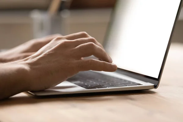 Primer plano hombre de negocios utilizando el ordenador portátil, escribiendo en el teclado, escribiendo mensaje — Foto de Stock