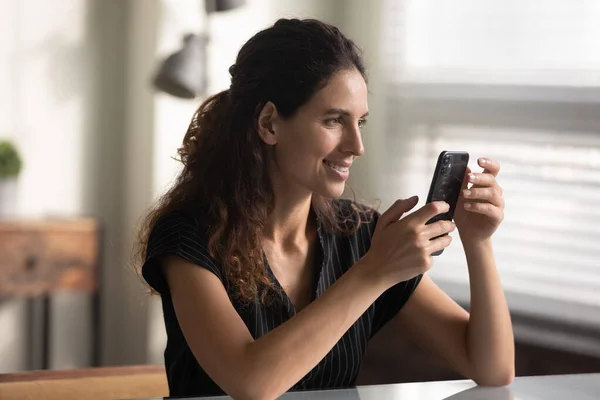 Latin female student make selfie on phone by classroom desk — Stock Photo, Image