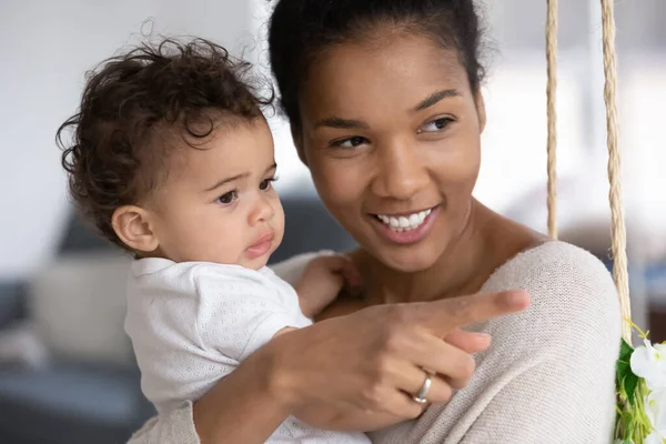 Felice cura afro-americana mamma tenere piccolo bambino — Foto Stock