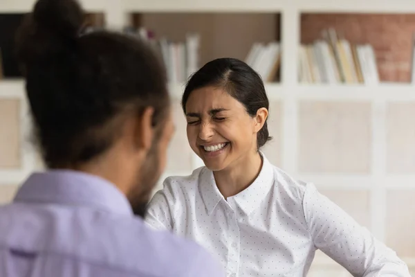 Cerca de la mujer de negocios india riendo, charlando con su colega durante el descanso — Foto de Stock