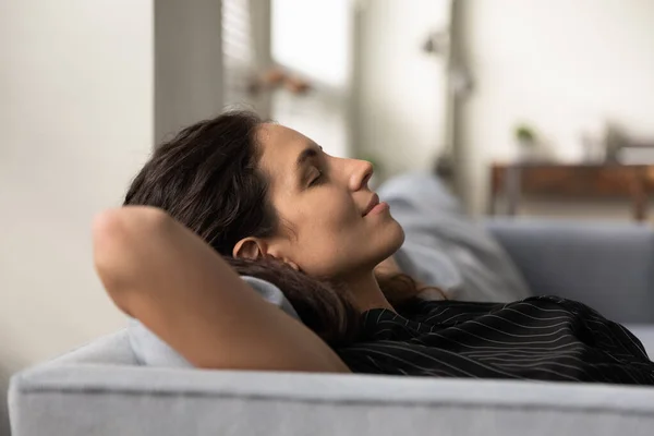 Lugn ung latin kvinnlig tupplur på mjuk soffa hemma — Stockfoto