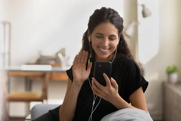 Freundliche junge Dame nutzt Zelle für Videotelefonie und macht Hallo-Geste — Stockfoto