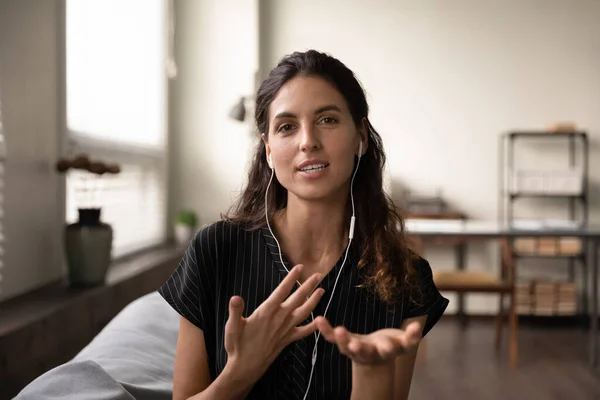 Guru perempuan yang terilhami dalam headphone bertemu siswa secara online memberikan kelas — Stok Foto