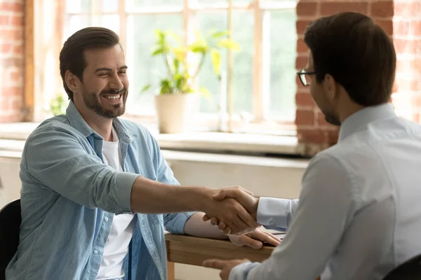 Hr manager employer shaking happy successful candidate hand at meeting — Stock Photo, Image