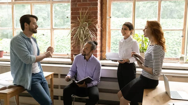 Diversos colegas positivos ouvindo mentor treinador em briefing — Fotografia de Stock