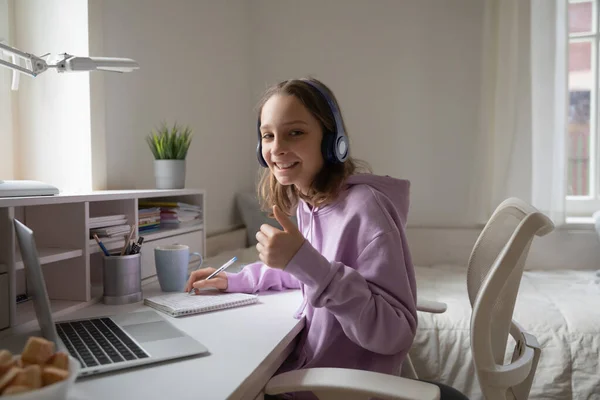 Glädjande söt ung tonåring flicka visar tummen upp gest. — Stockfoto