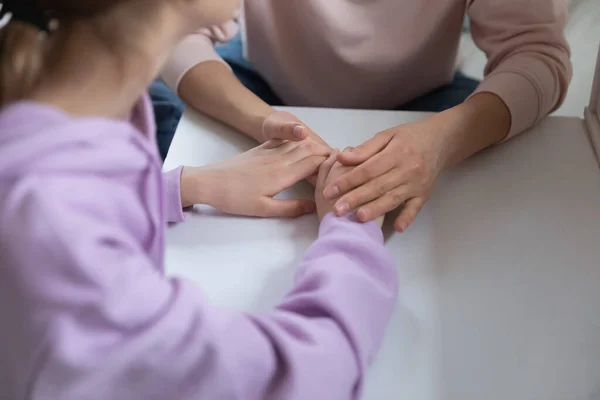 Jong adolescent kind meisje delen problemen met mama. — Stockfoto