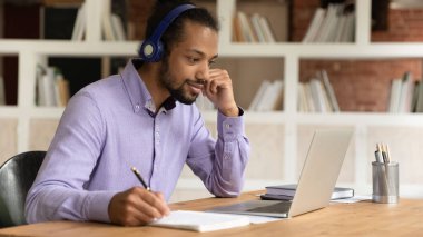 Kulaklıklı Afrikalı Amerikalı adamı kapat Webinar izle, çalış