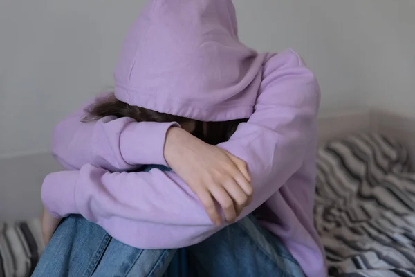 Depresso adolescente ragazza della scuola che soffre di bullismo. — Foto Stock