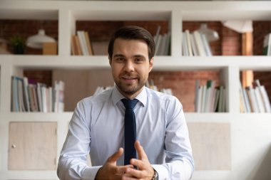 Kafa portresi ustası konuşuyor ve kameraya bakıyor.