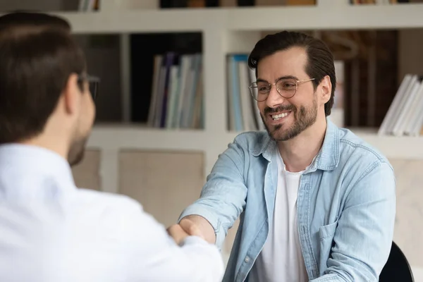 Hr manager schudden glimlachende man hand, gefeliciteerd succesvolle kandidaat — Stockfoto