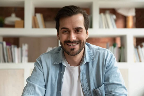 Retrato de tiro na cabeça sorrindo homem fazendo chamada de vídeo, conversando online — Fotografia de Stock