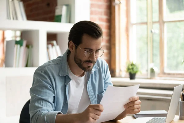 Nöjd affärsman i glasögon läser brev, arbetar med korrespondens — Stockfoto