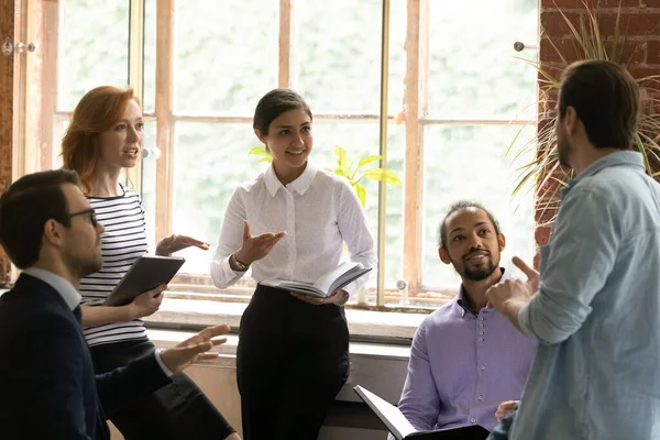 Diversos colegas positivos motivados discutiendo el proyecto, compartiendo ideas en la sesión informativa — Foto de Stock