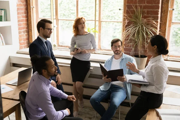 Vielfältiges Mitarbeiterteam hört indischem Mentor-Coach bei Meeting zu — Stockfoto