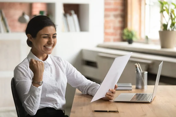 Overjoyed smiling Indian businesswoman reading good news in letter — Stock Photo, Image