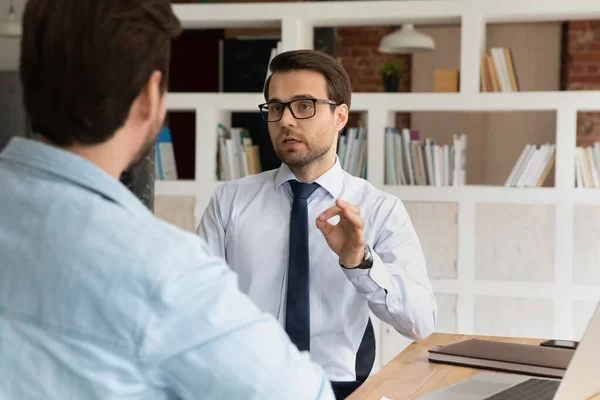 Socios comerciales que trabajan juntos en el proyecto, discutiendo ideas compartidas — Foto de Stock