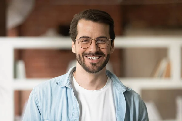 Retrato de tiro na cabeça confiante sorridente barbudo empresário em óculos — Fotografia de Stock