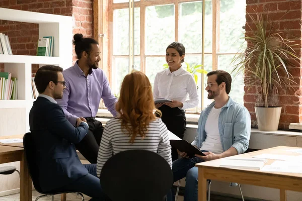 Šťastní různí kolegové zaměstnanci tým brainstorming na briefingu společně — Stock fotografie