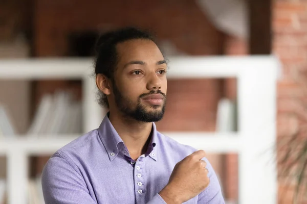 Head shot närbild drömmande afroamerikansk affärsman visualisera framtiden — Stockfoto