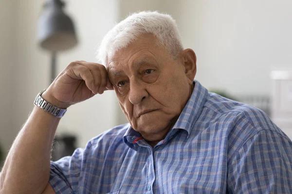 Molesto anciano masculino se siente desesperado cansado de tener problemas de salud mental — Foto de Stock