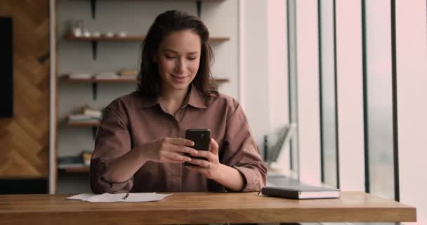 Mulher olhar na tela do celular desfrutar de pausa usando tecnologia moderna — Vídeo de Stock