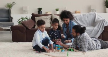 Afrikalı eş, anaokulu çocukları ile küp oyunu oynuyor.