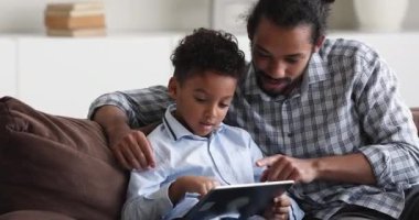 Afrikalı ebeveyn ve çocuk dijital tablette video oyununa daldılar