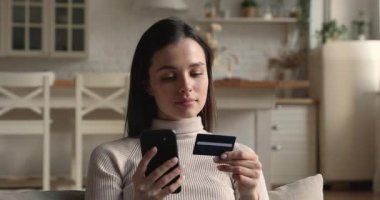 İnternetten akıllı telefon ve kart alan çekici bir kadın.