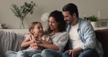 Sevgi dolu genç bir aile küçük kızıyla iletişim kuruyor..