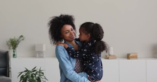 愛するアフリカのお母さん過ごす時間とともに小さな娘 — ストック動画