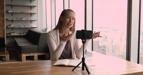 Fiatal vonzó nő vlogger rekordok beszéd okostelefon — Stock videók