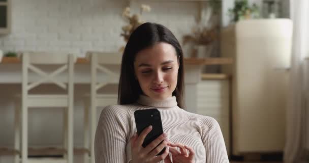 Jovem bonita usar smartphone moderno bate-papo online — Vídeo de Stock