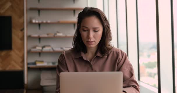 Affärskvinna som använder laptop lead business korrespondens med kunden — Stockvideo