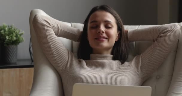 Mujer relajarse en el sillón tomar un descanso del trabajo en el ordenador portátil — Vídeos de Stock