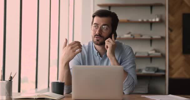 Jungunternehmer mit Smartphone lösen Geschäft mit mobiler Verbindung — Stockvideo