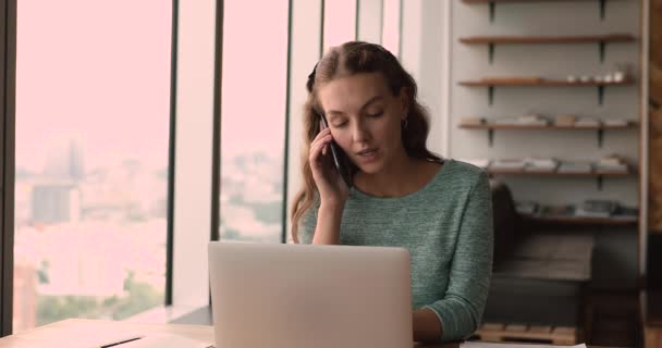 Kvinnlig kontorschef tittar på bärbar skärm ringa ett samtal — Stockvideo
