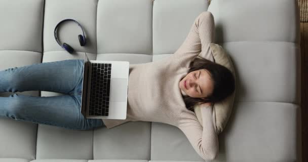 Top uitzicht vrouw volbracht werk op laptop ontspannen op de bank — Stockvideo