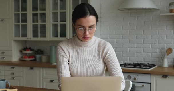 Jeune femme enlève des lunettes frotter le pont du nez soulager la fatigue oculaire — Video