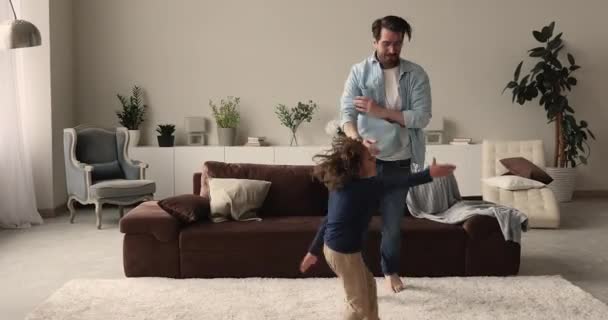 Boldog fiatal apa táncol a kisfiúval. — Stock videók
