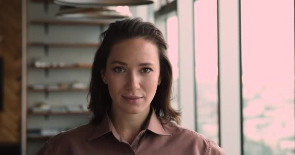 Успешная независимая деловая женщина улыбается, глядя в камеру — стоковое видео