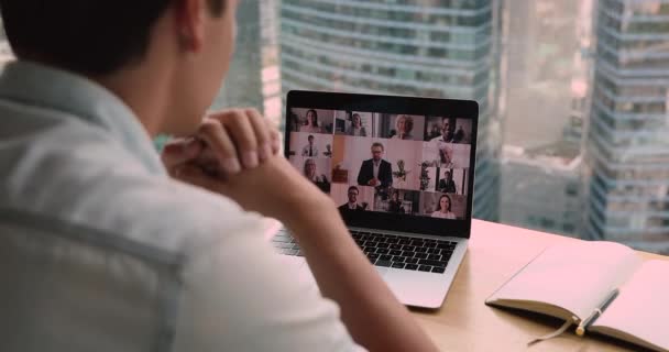Sobre el hombre de negocios hombro portátil ver socios involucrados en las negociaciones de videoconferencia — Vídeos de Stock