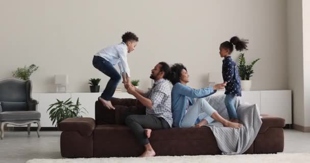 Feliz familia africana divertido pasar tiempo en casa — Vídeos de Stock