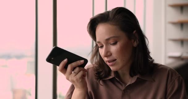 Businesswoman holding smartphone talk to client use speakerphone — Stock video